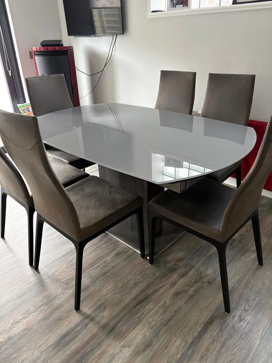 Dining table & 6 Chairs - Image 1