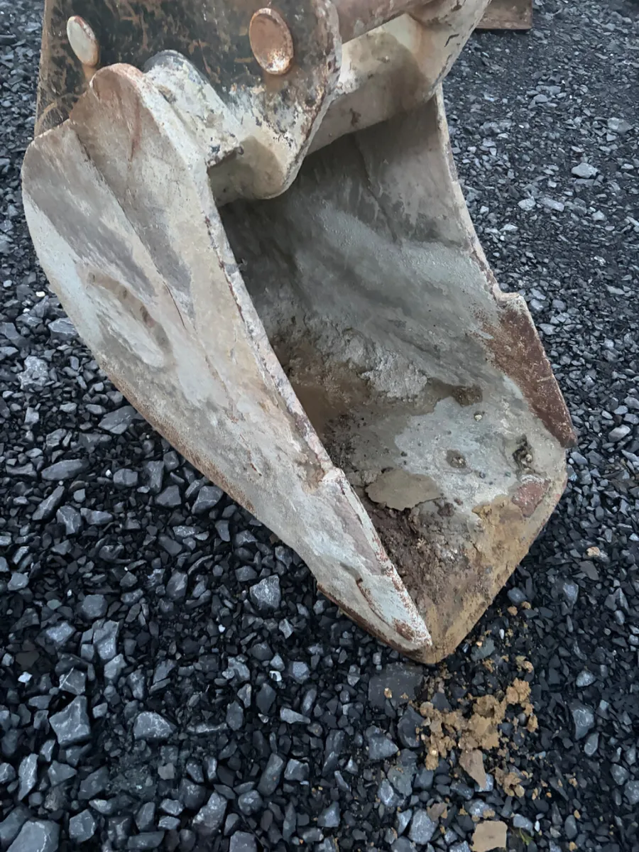 Selection of good 65mm pin digging buckets - Image 4