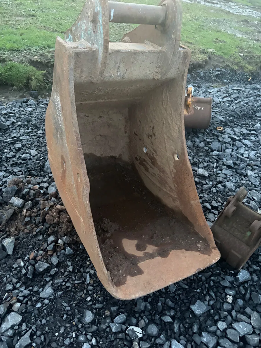 Selection of good 65mm pin digging buckets - Image 2
