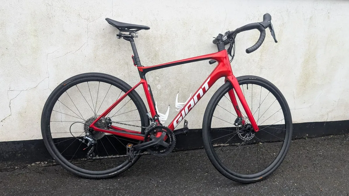 Giant Defy – Medium, Carbon Frame, 32mm Tires - Image 1