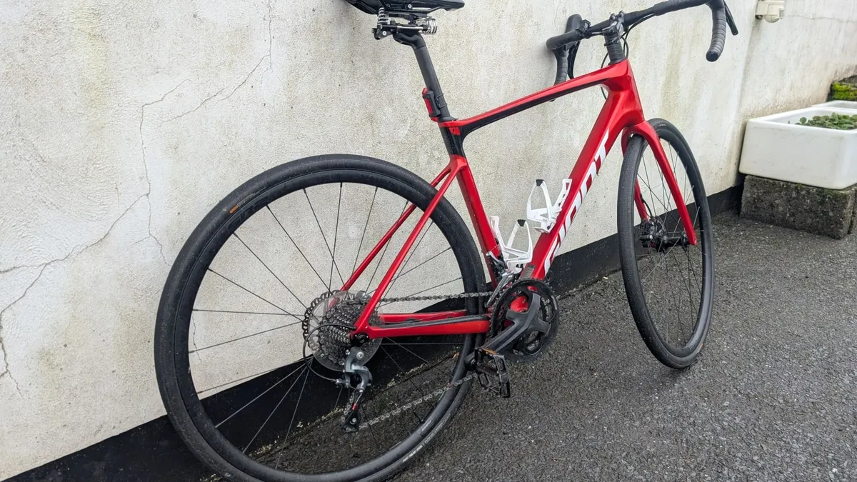 Giant Defy – Medium, Carbon Frame, 32mm Tires - Image 2