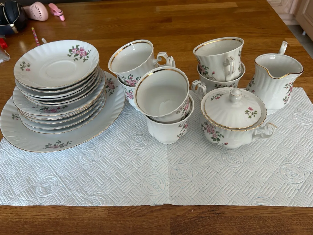 Cups and saucers - Image 1