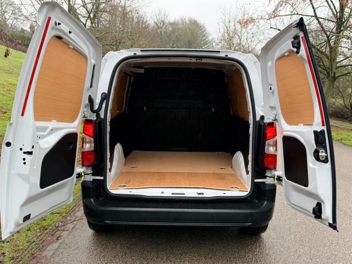 2024 Vauxhall Combo Small Panel Van - Image 4