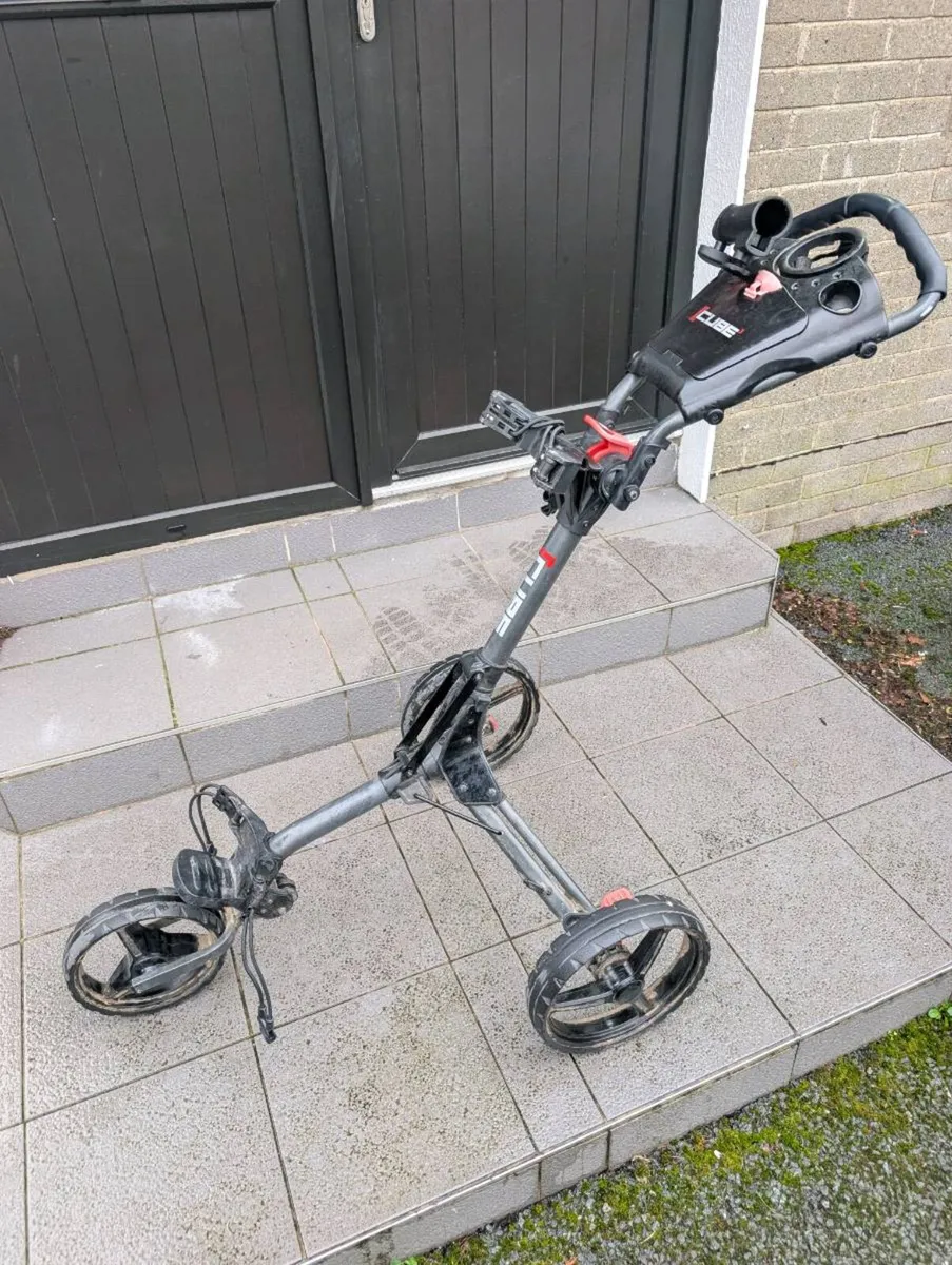 Motocaddy cube 3 golf trolley - Image 1