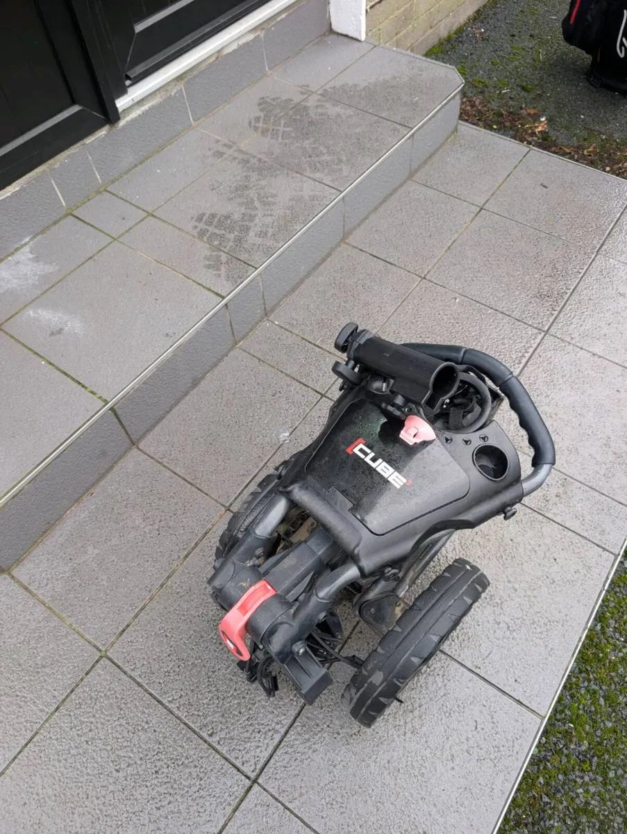 Motocaddy cube 3 golf trolley - Image 2