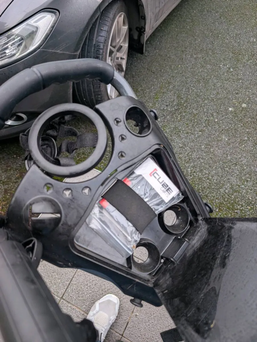 Motocaddy cube 3 golf trolley - Image 4