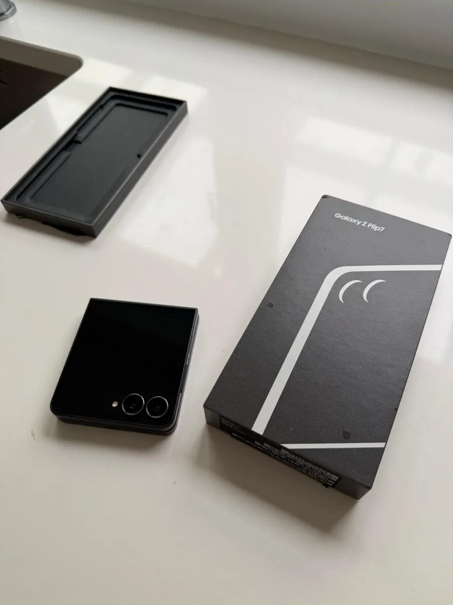 Samsung Galaxy Z Flip 7 - Image 3