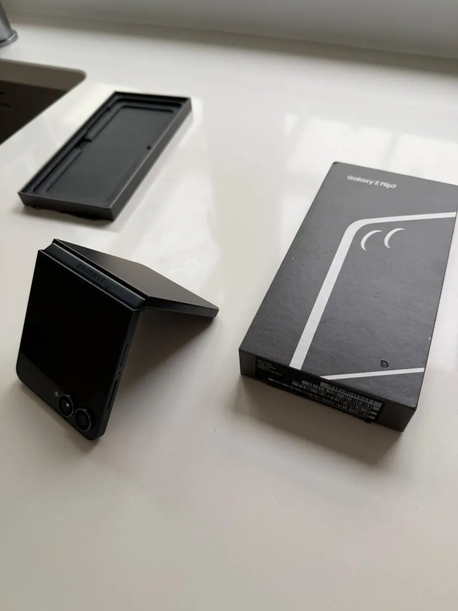 Samsung Galaxy Z Flip 7 - Image 4