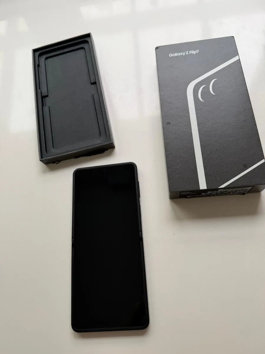 Samsung Galaxy Z Flip 7 - Image 2