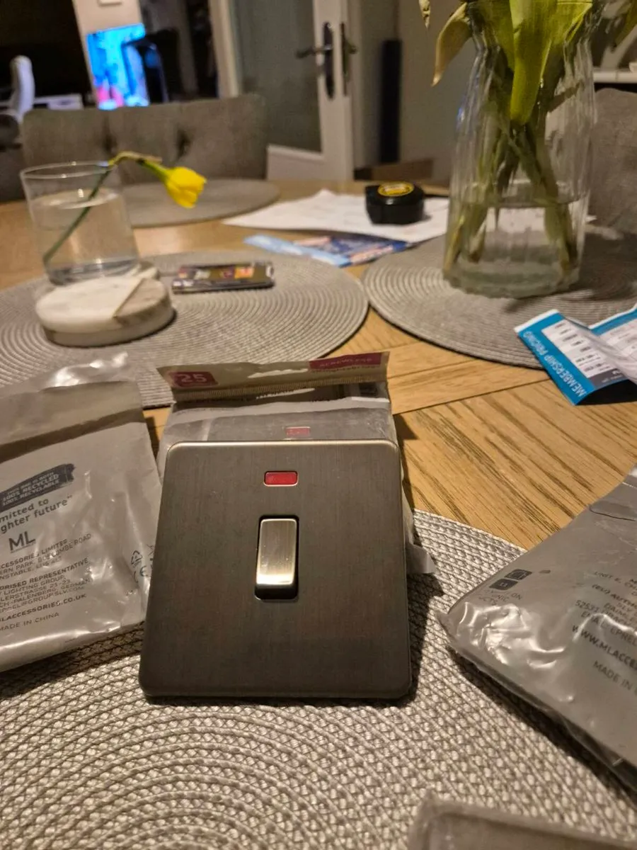 5 pcs Knightsbridge 1G switch with neon - Image 3