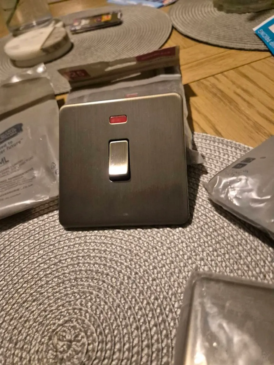 5 pcs Knightsbridge 1G switch with neon - Image 2