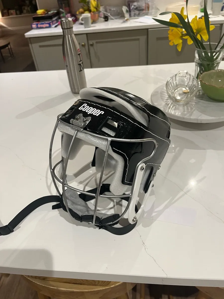 Hurling helmet - Image 1
