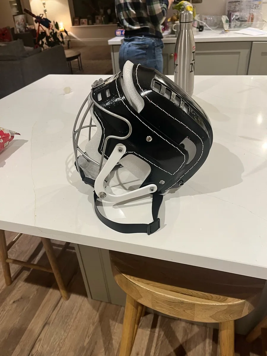 Hurling helmet - Image 2