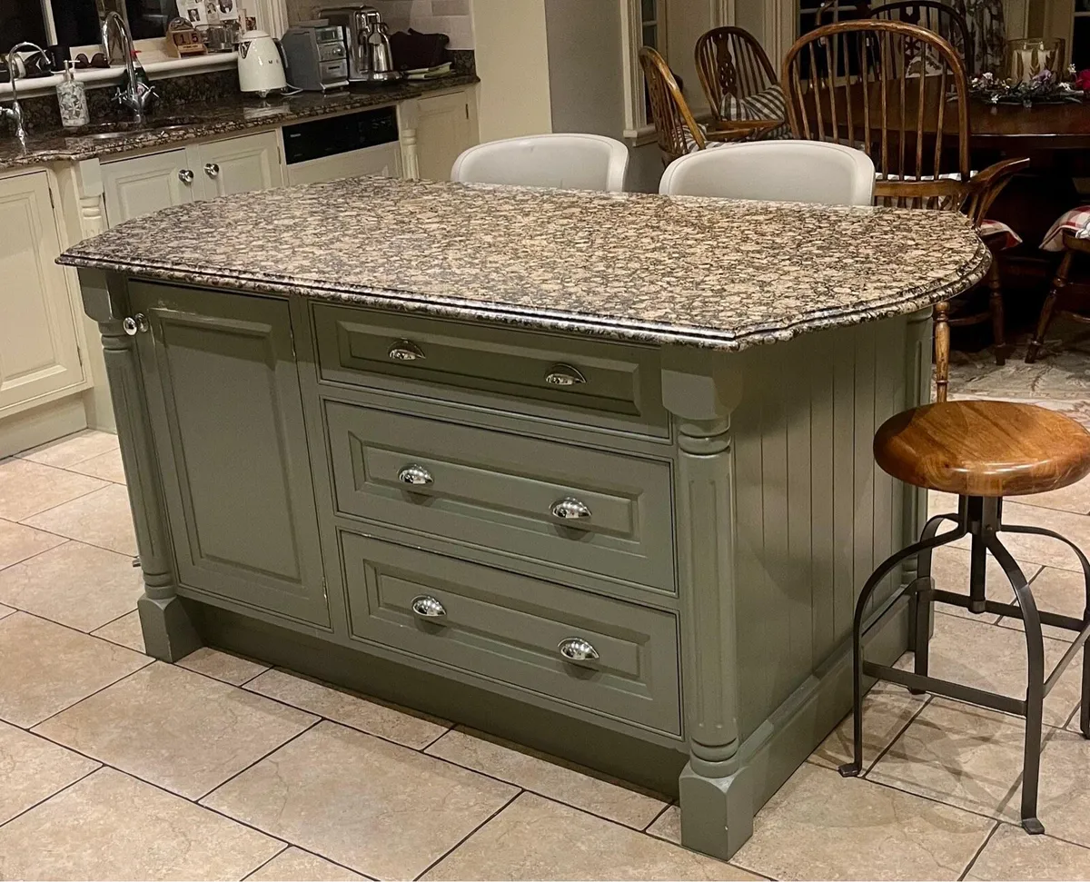 Kitchen Island - Image 1