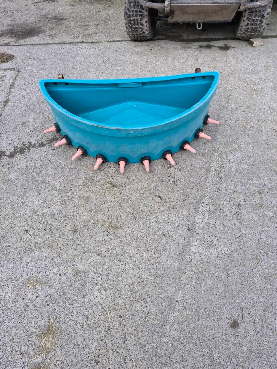 Calf feeders - Image 1