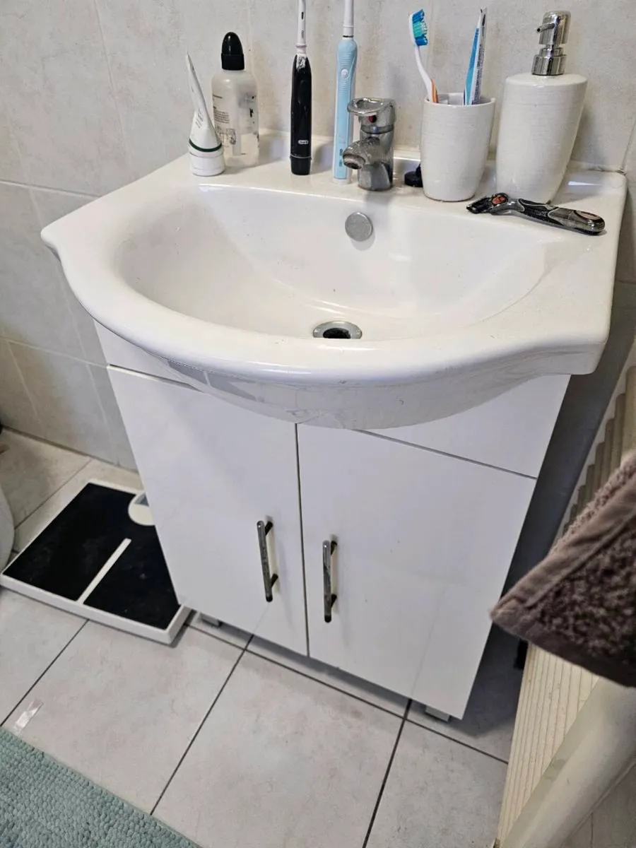 Bathroom suite - Image 1