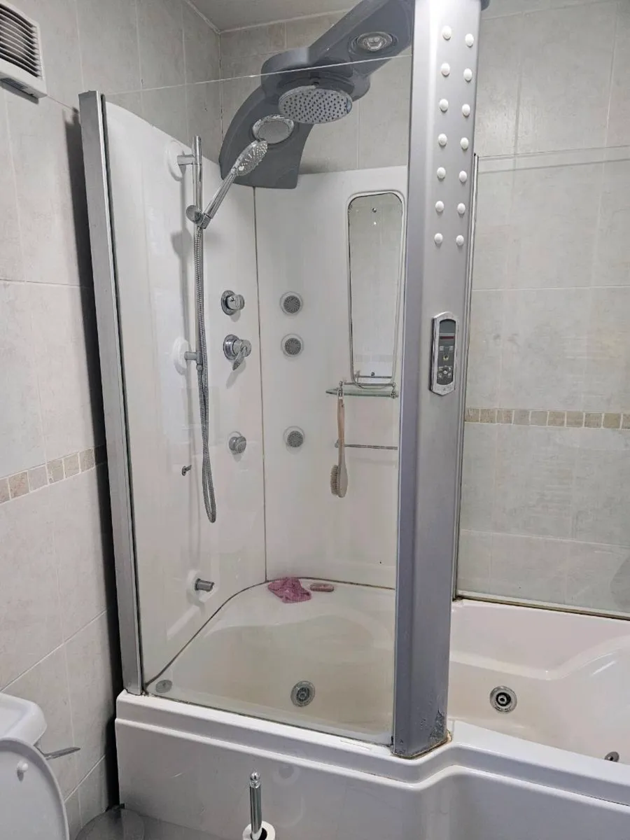 Bathroom suite - Image 3