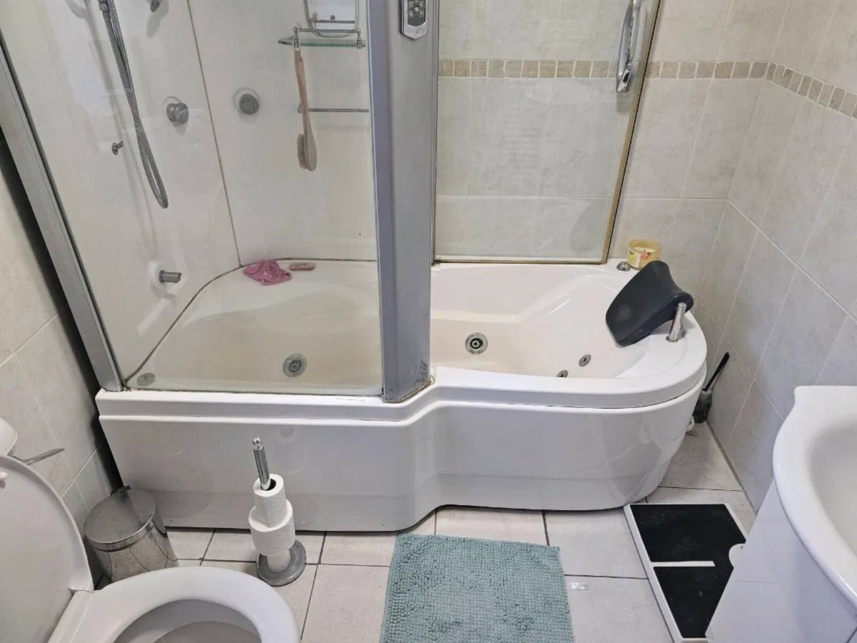 Bathroom suite - Image 4