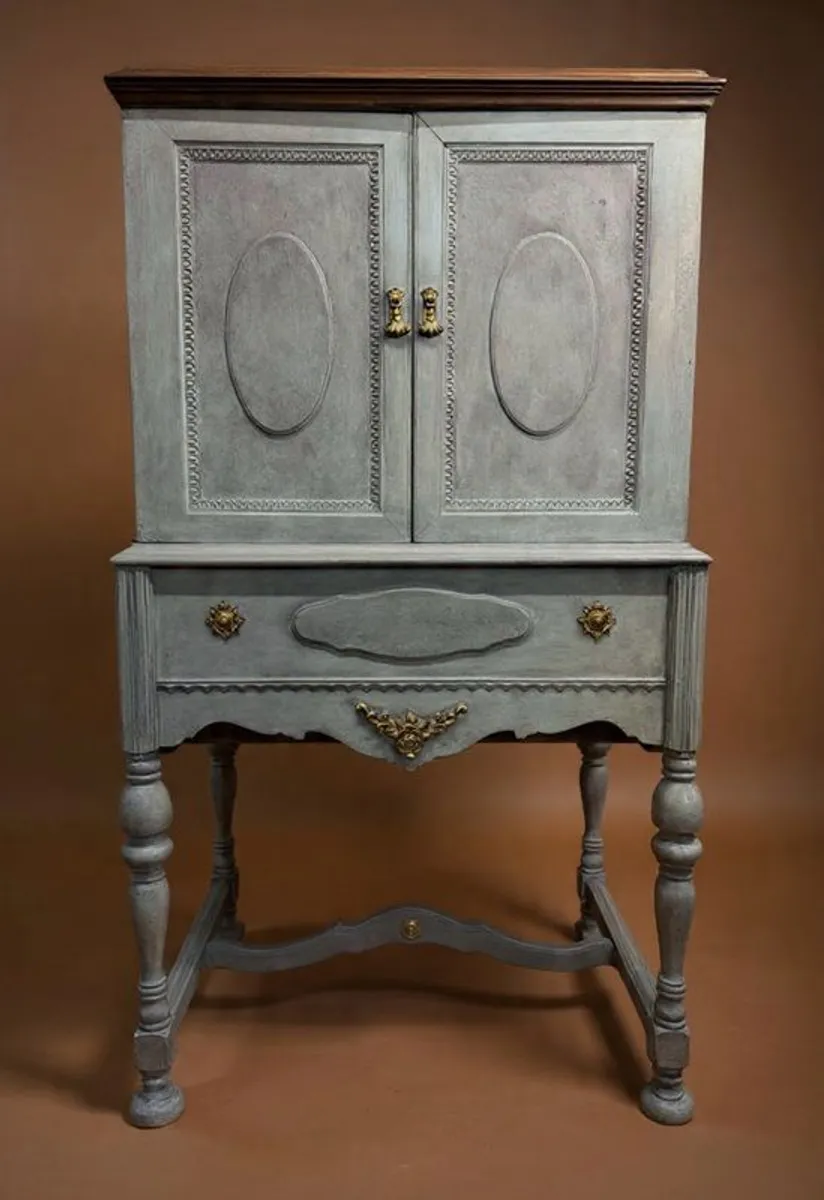 1930s William & Mary Style Painted Cabinet , Radio Art Cabinets, USA - Image 1