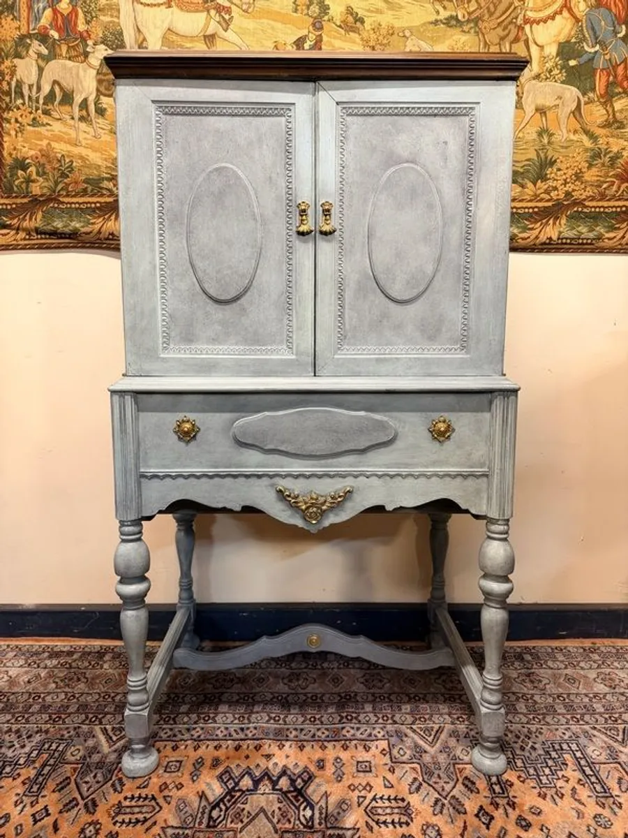 1930s William & Mary Style Painted Cabinet , Radio Art Cabinets, USA - Image 2