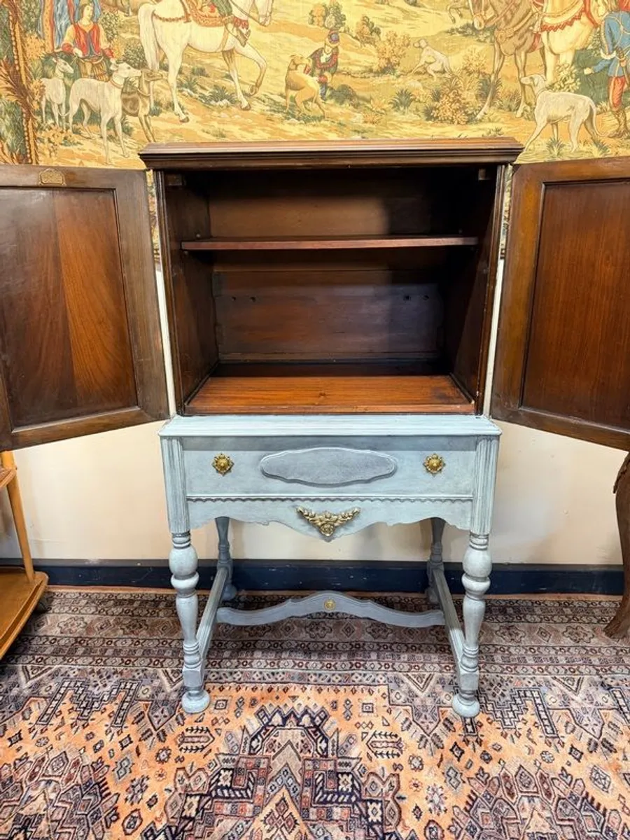 1930s William & Mary Style Painted Cabinet , Radio Art Cabinets, USA - Image 4