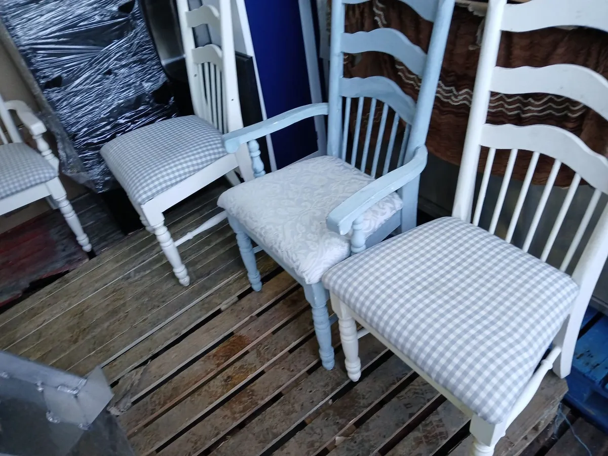 Chairs 💺 💺 💺 💺/lot of 4/ old style del - Image 2