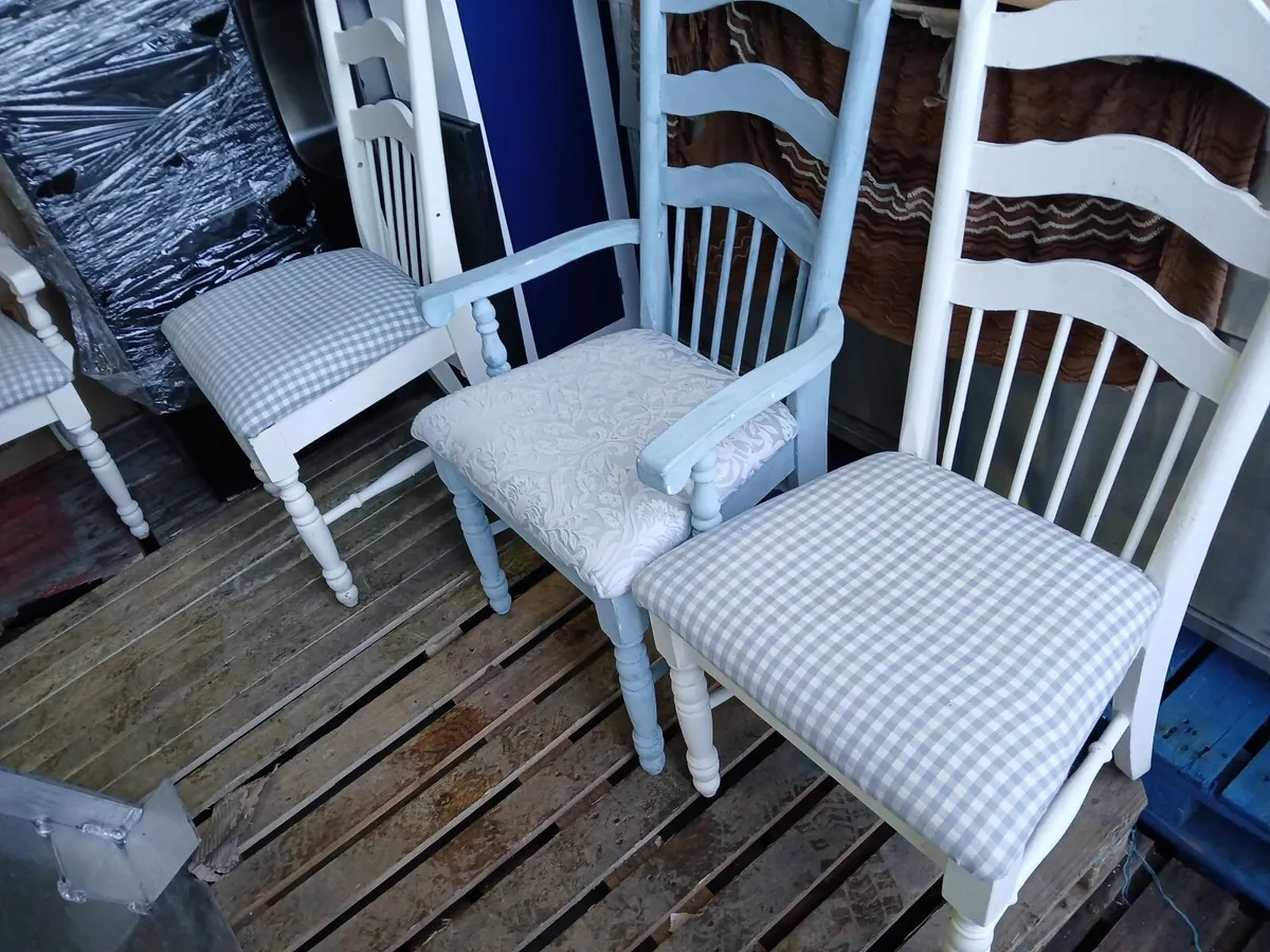 Chairs 💺 💺 💺 💺/lot of 4/ old style del - Image 3