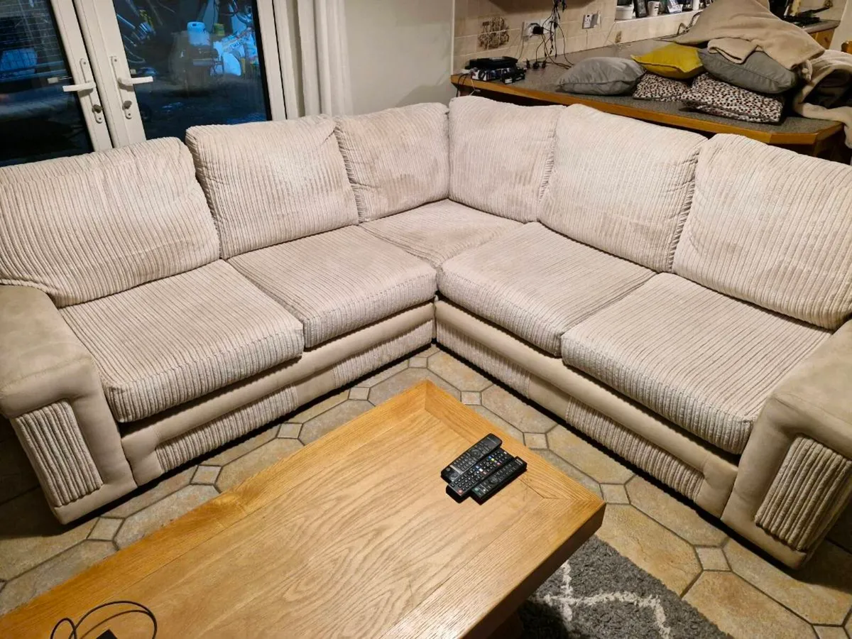 Beautiful cream corner couch - Image 1