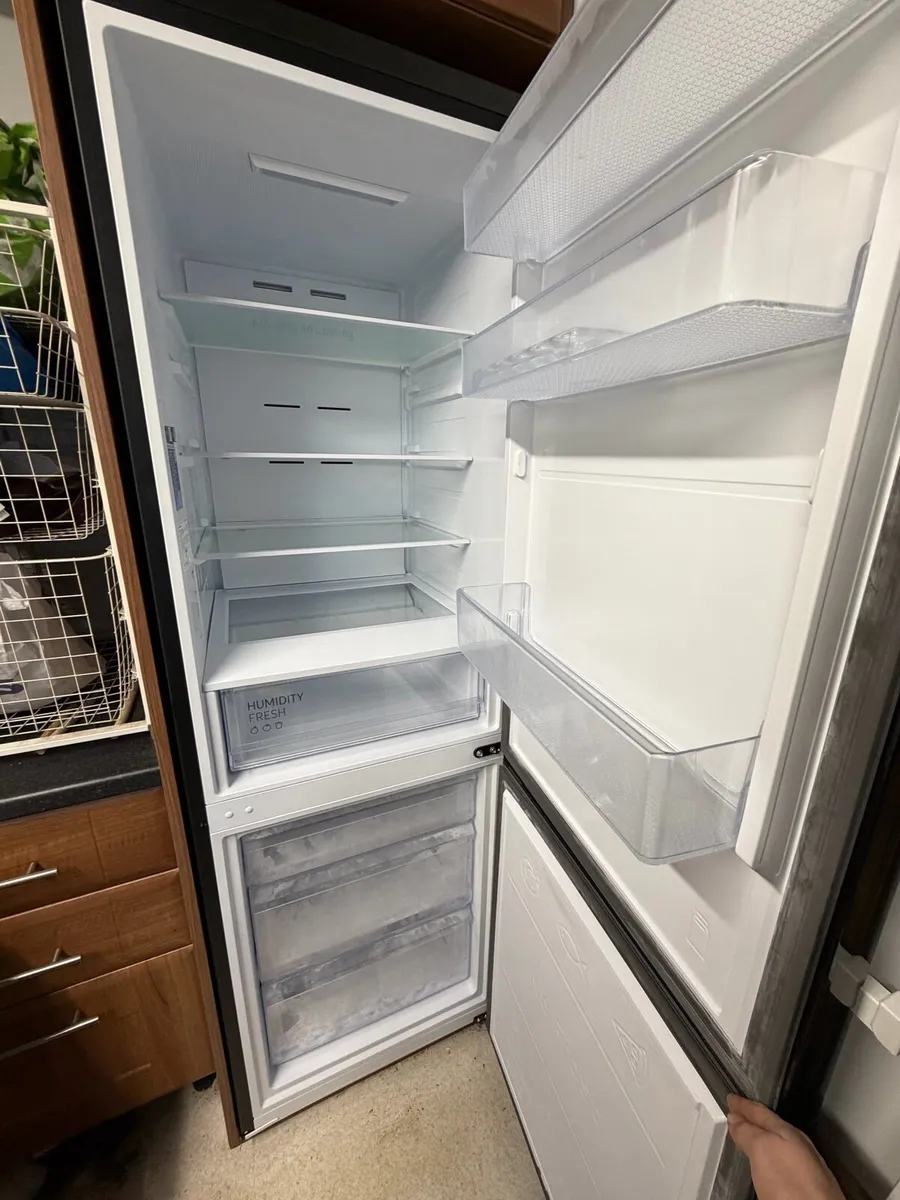Fridge freezer - like new - Image 3