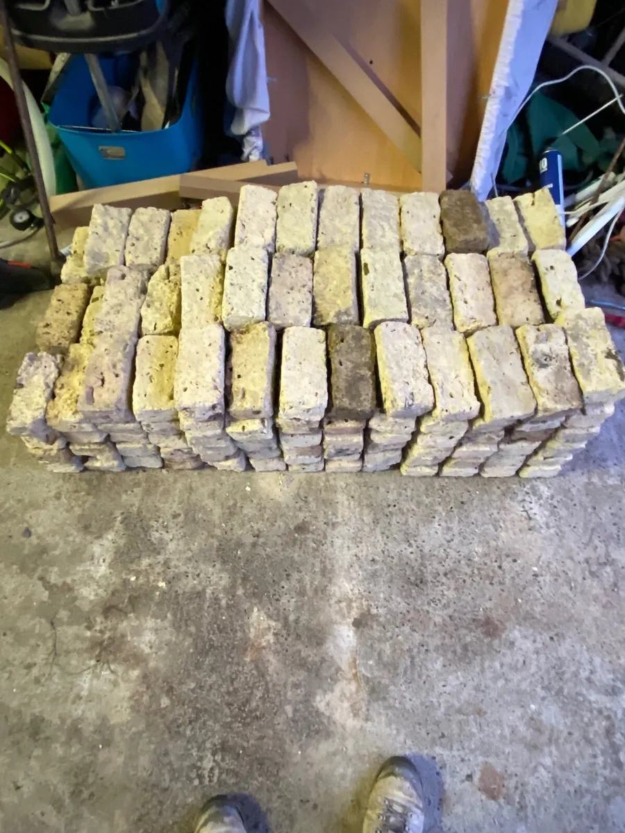 Old yellow brick - Image 1