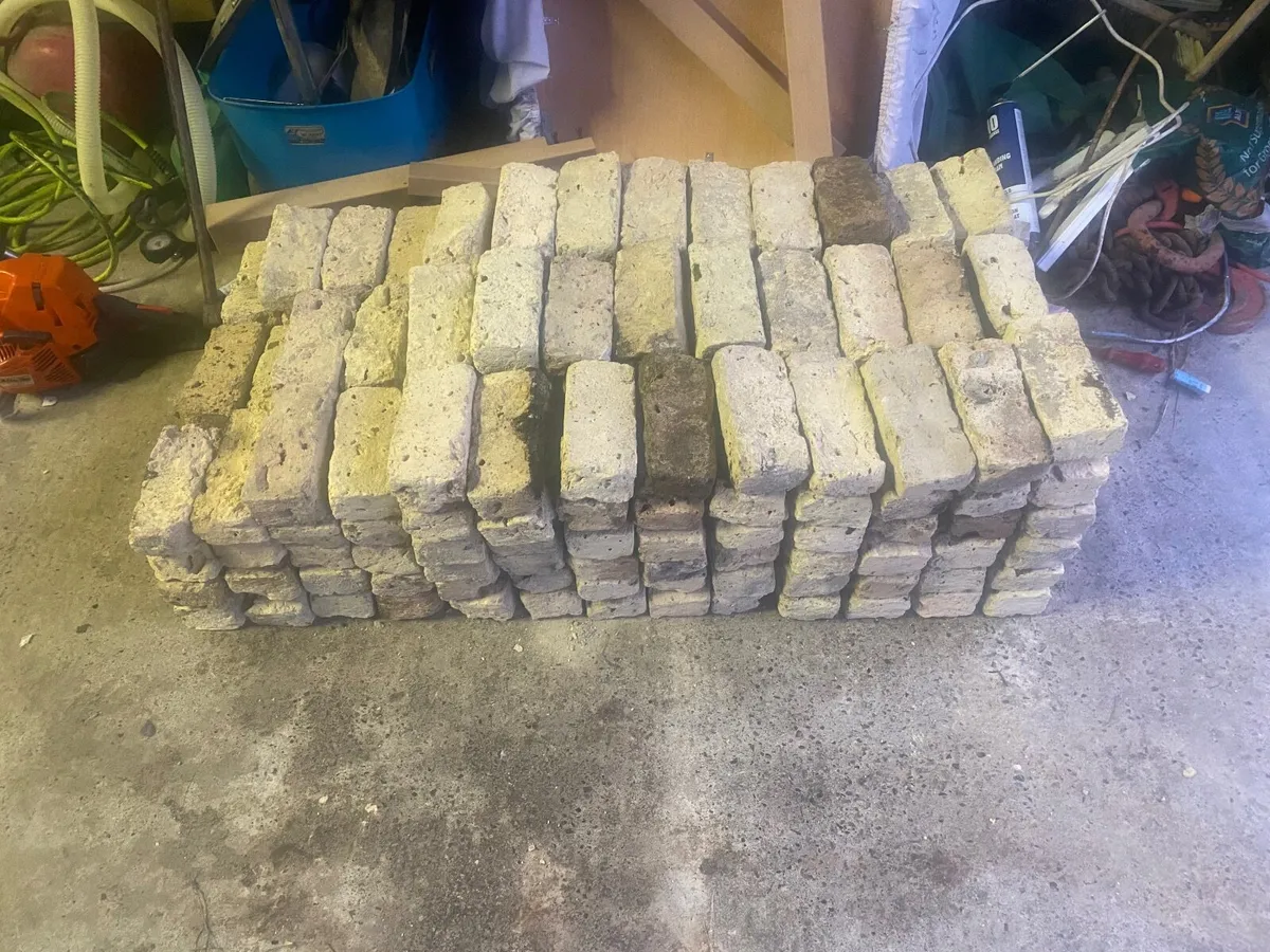 Old yellow brick - Image 2