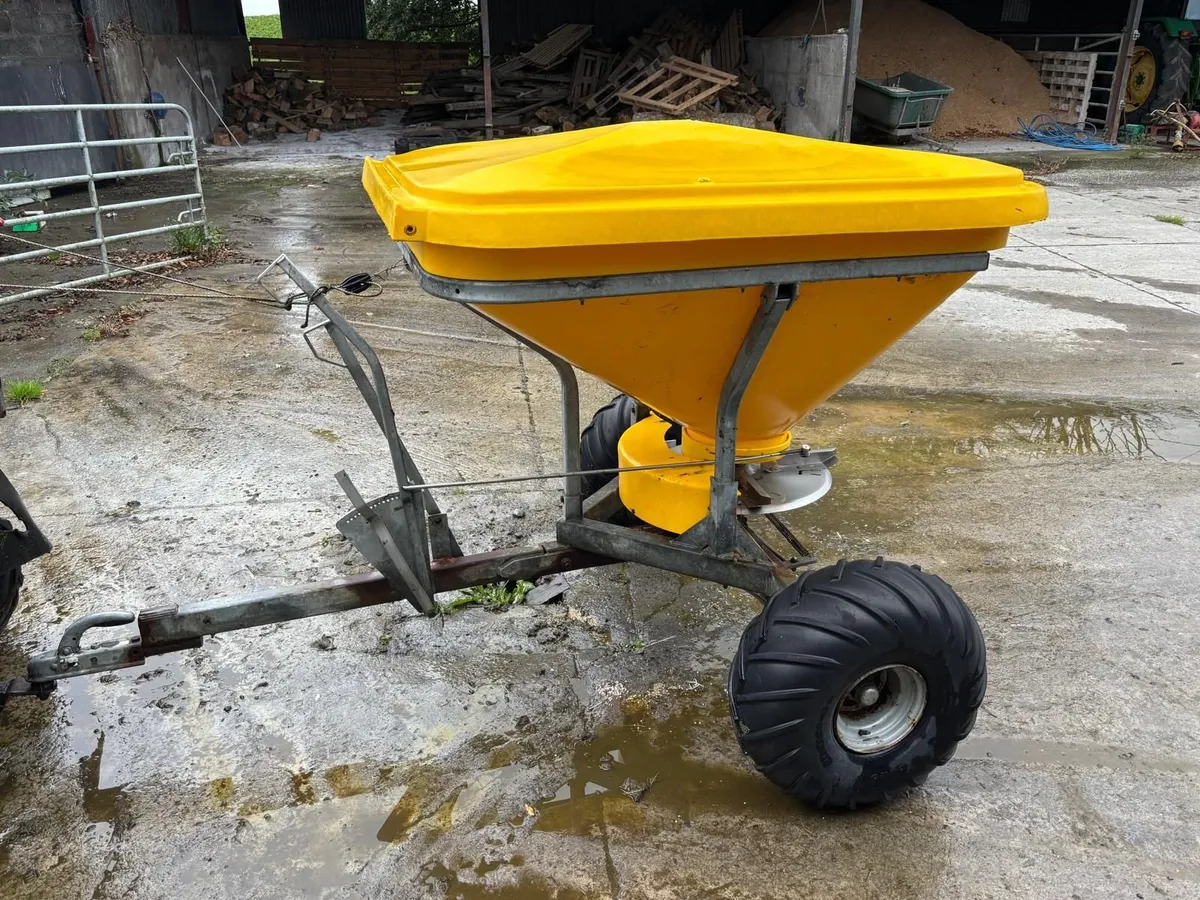 Quad fertiliser spreader - Image 1
