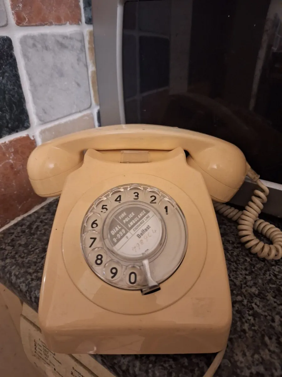 Vintage GPO 746 Rotary Dial telephone