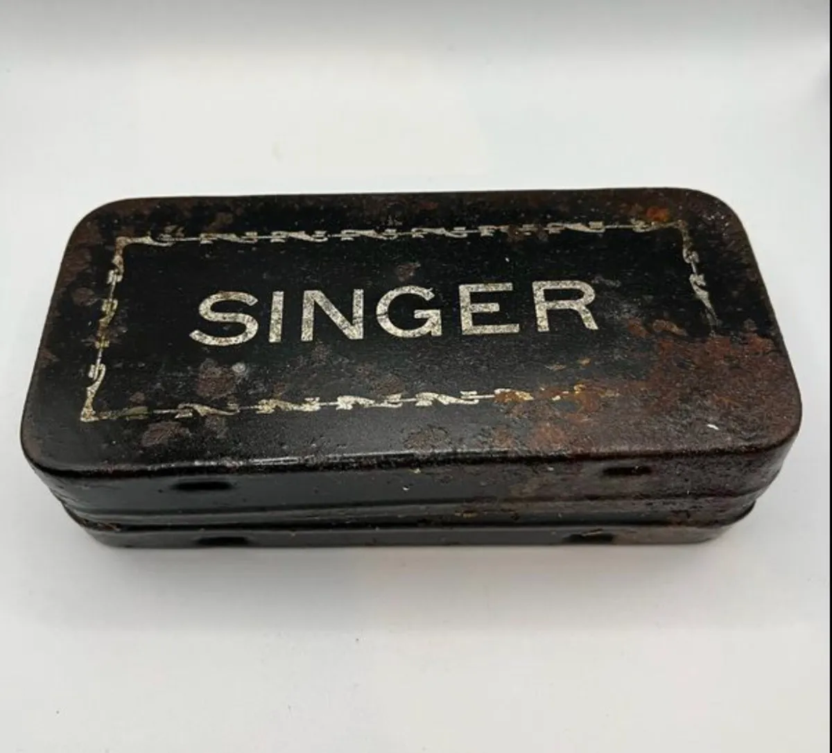 Antique Singer Box and accessories - Image 1