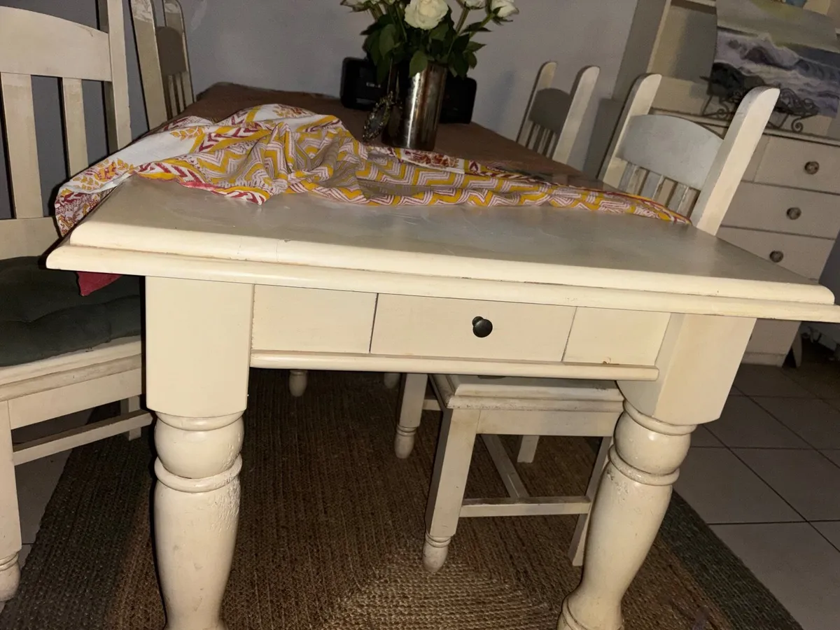 Kitchen table and chairs - Image 1