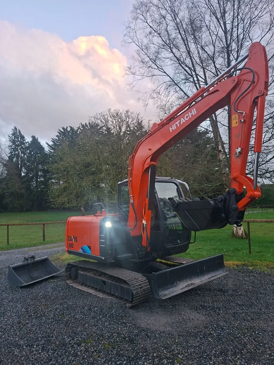 Hitachi ZX60  Digger Piped Hitch 2 new buckets - Image 1