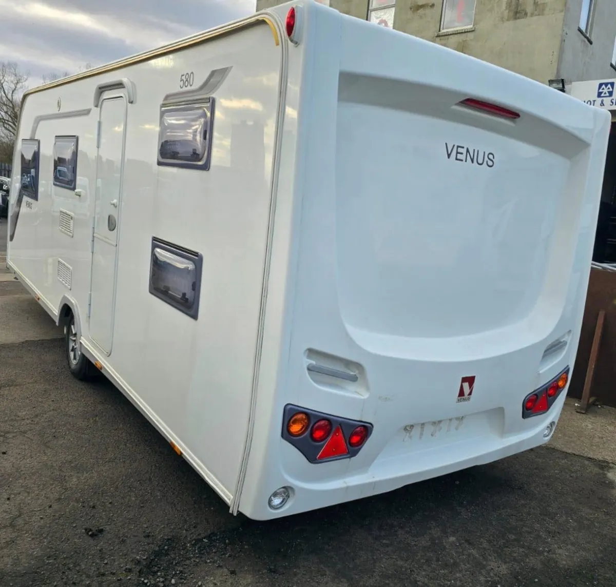 2015 Lunar Venus 580 6 Berth Caravan For Sale - Image 4