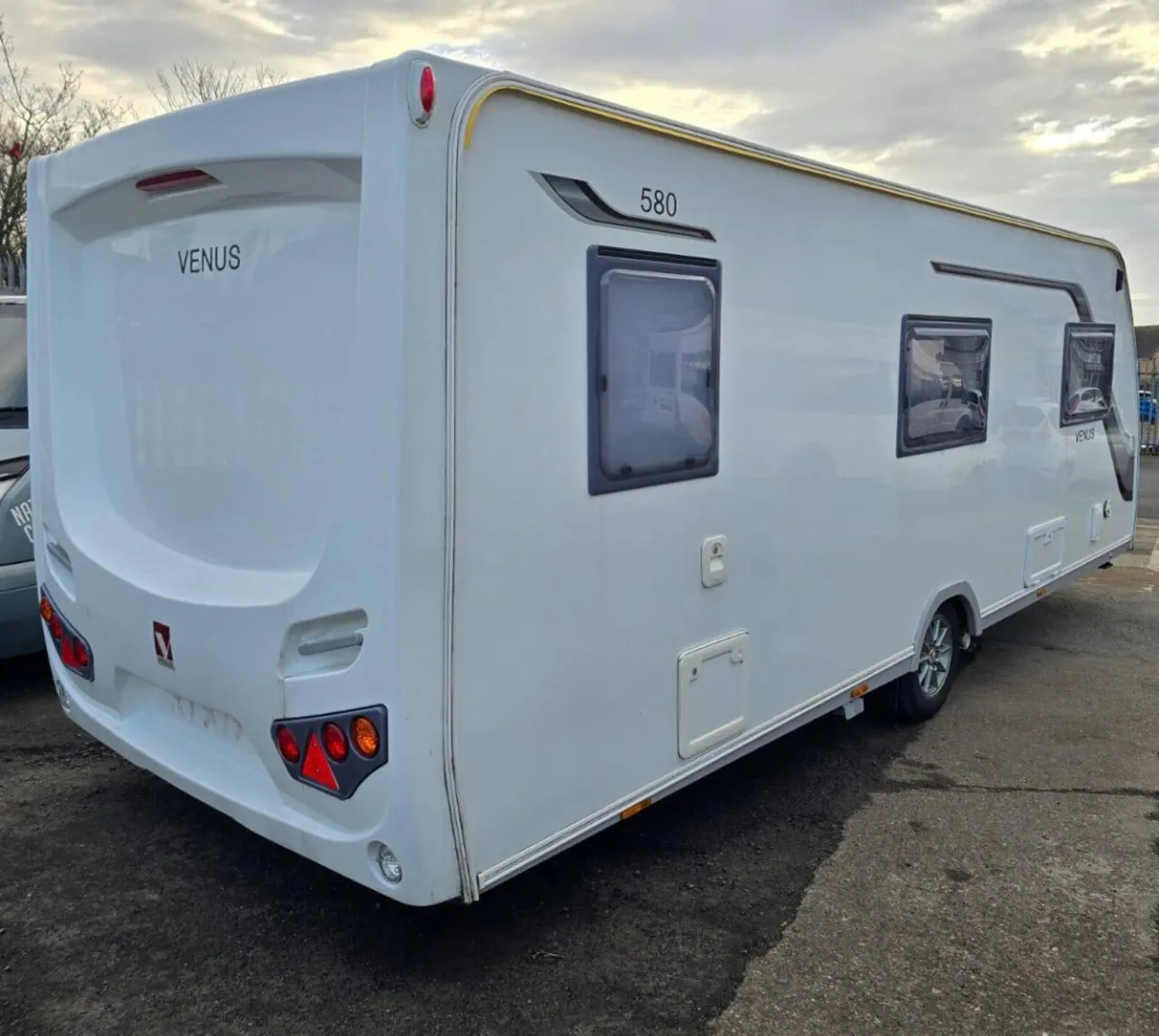 2015 Lunar Venus 580 6 Berth Caravan For Sale - Image 3