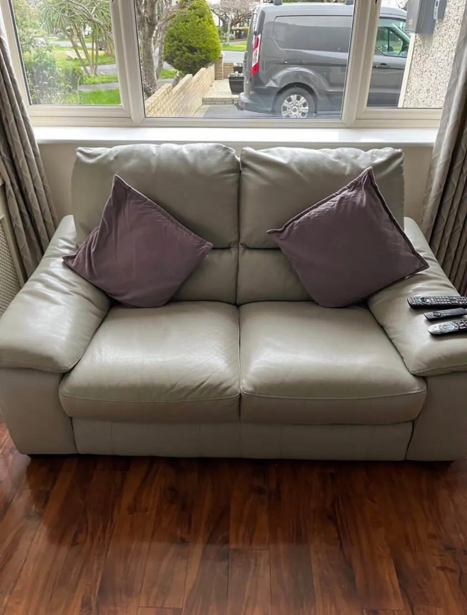 3+2 Sofa - Image 1
