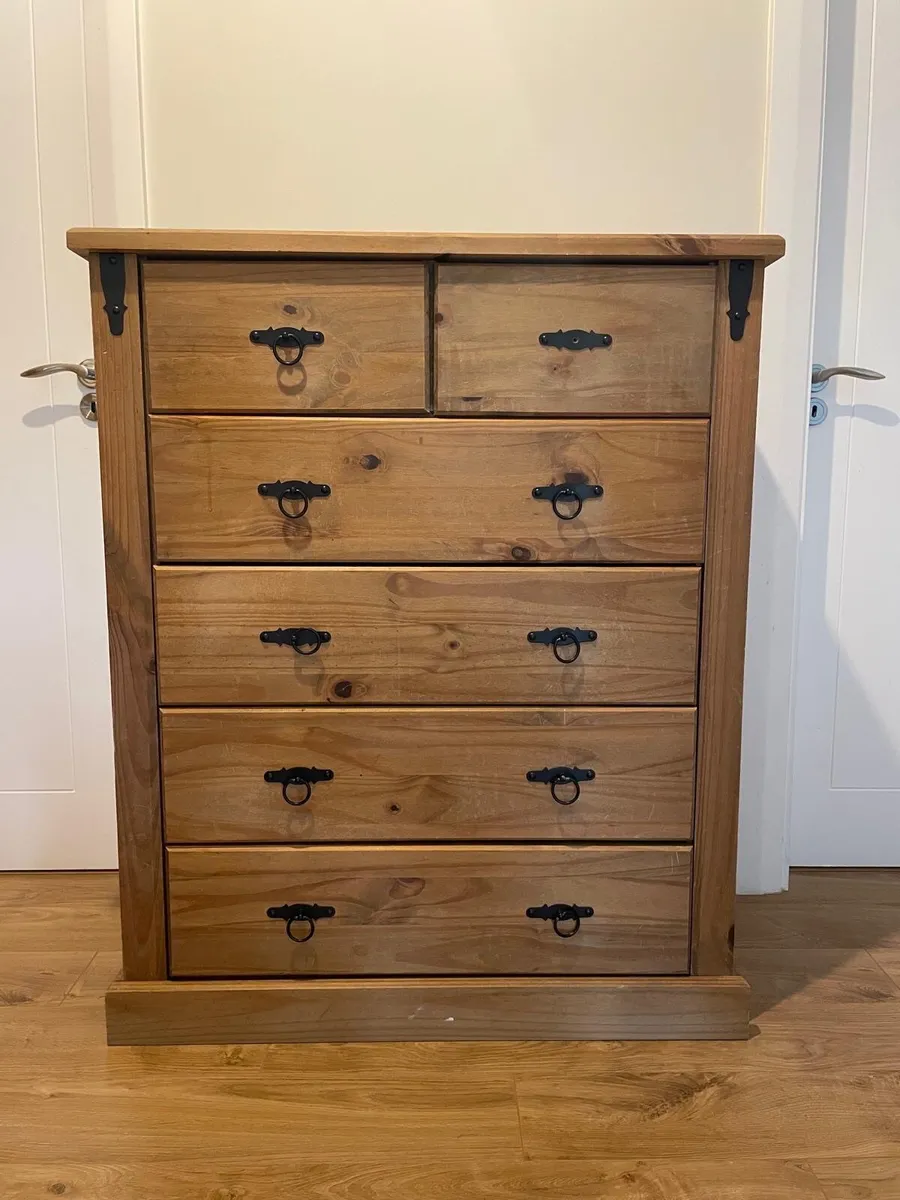 Solid wood chest of drawers - Image 1