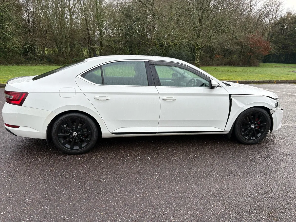 Skoda Superb Damaged Repairable - Image 3