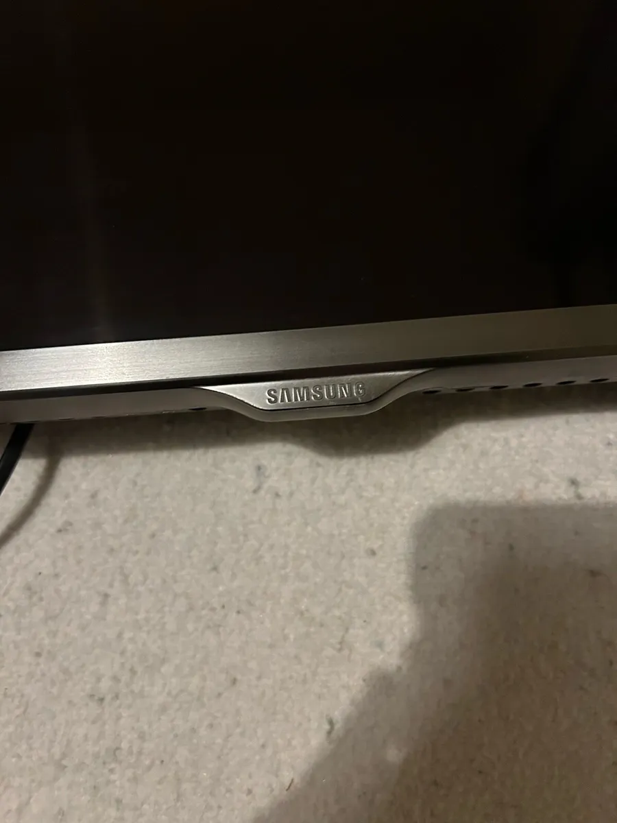 32inch Samsung TV and wall bracket - Image 2