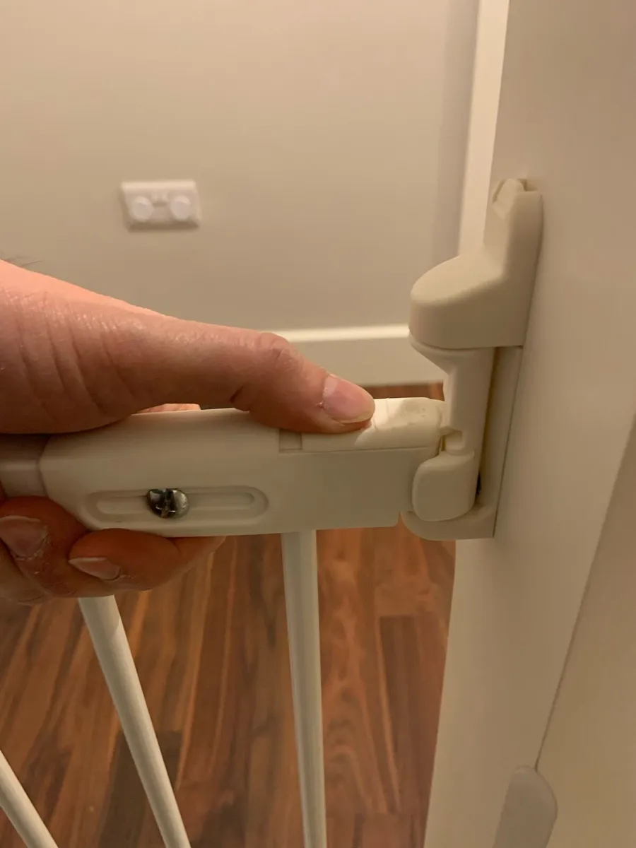 2x child gate for stairs adjustable length - Image 3