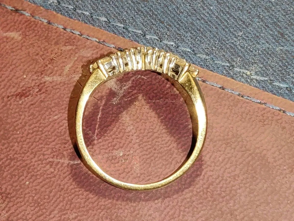 GLITTERY WISHBONE, 9CT THICK Yellow Gold Huge Ring - Image 4