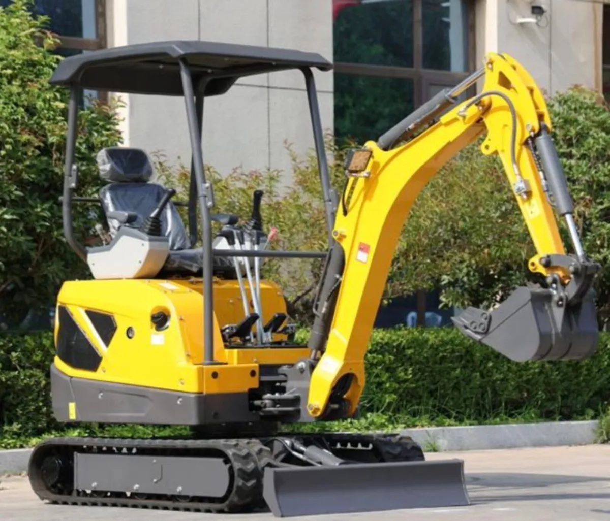 YardMaster YM1800 1.8T Mini digger - Image 1