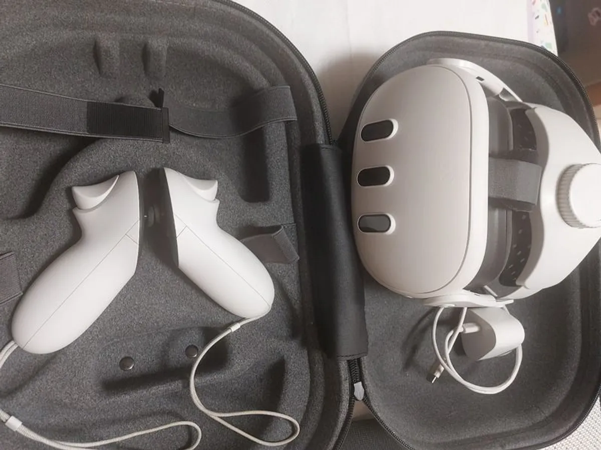 Meta Quest 3 128GB Bundle, Pristine + BOBOVR C3 & PC Link - Image 1