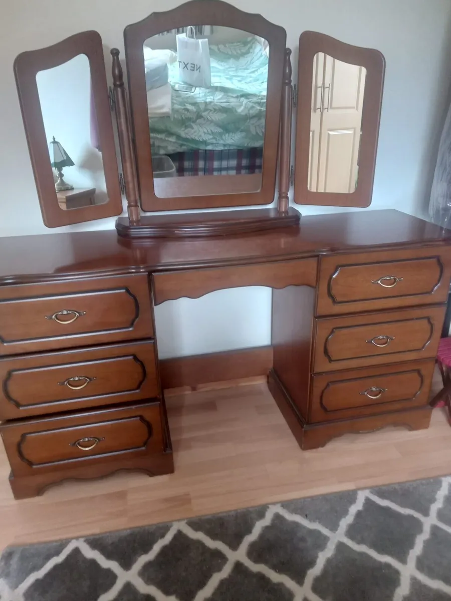 Mahogany dresser and mirror - Image 4