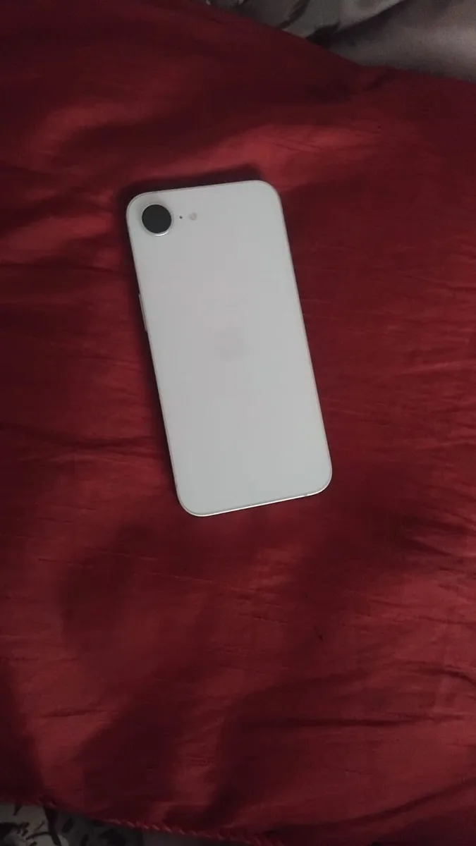 iPhone 16E - Image 1