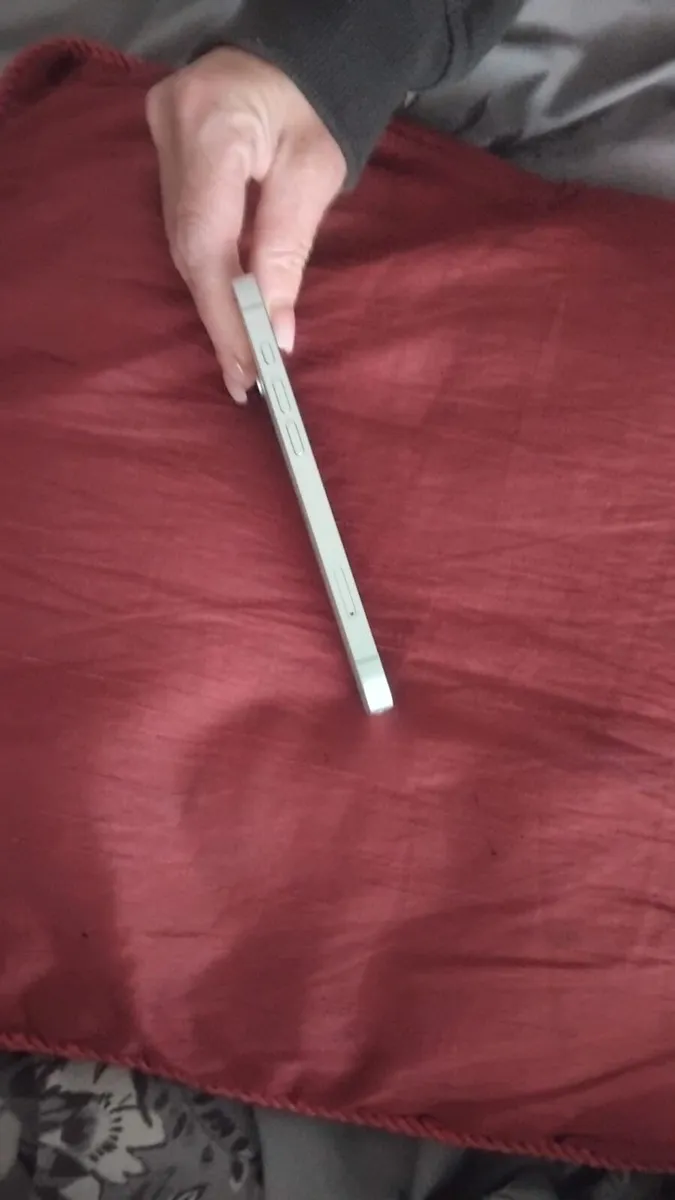 iPhone 16E - Image 3