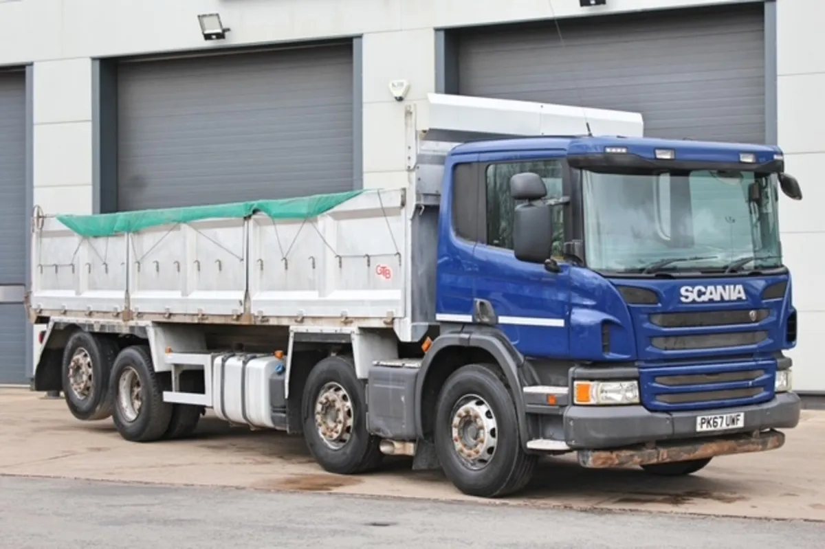 2018 SCANIA P410 8X2 TRIPLE DROP-SIDE ALLOY TIPPER - Image 1